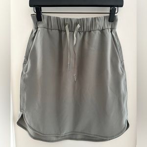 Lululemon, tie waist knee skirt - size 4
